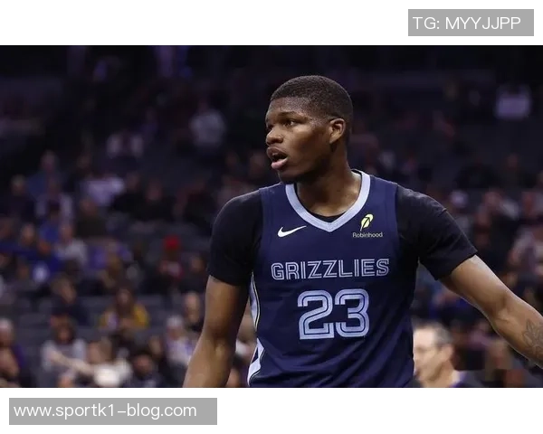 兰德尔半场高效表现24分10投10中助力球队争胜